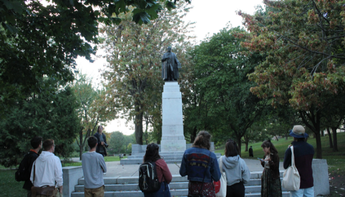Groupe de dos devant un monument