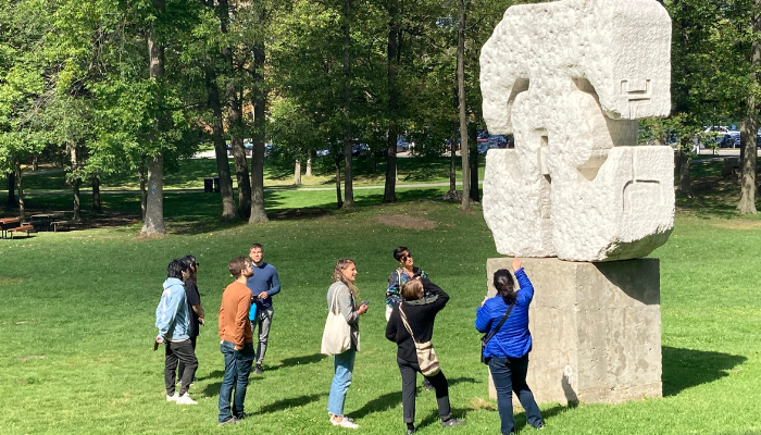 Groupe de gens regardant une sculpture dans le parc du Mont-Royal