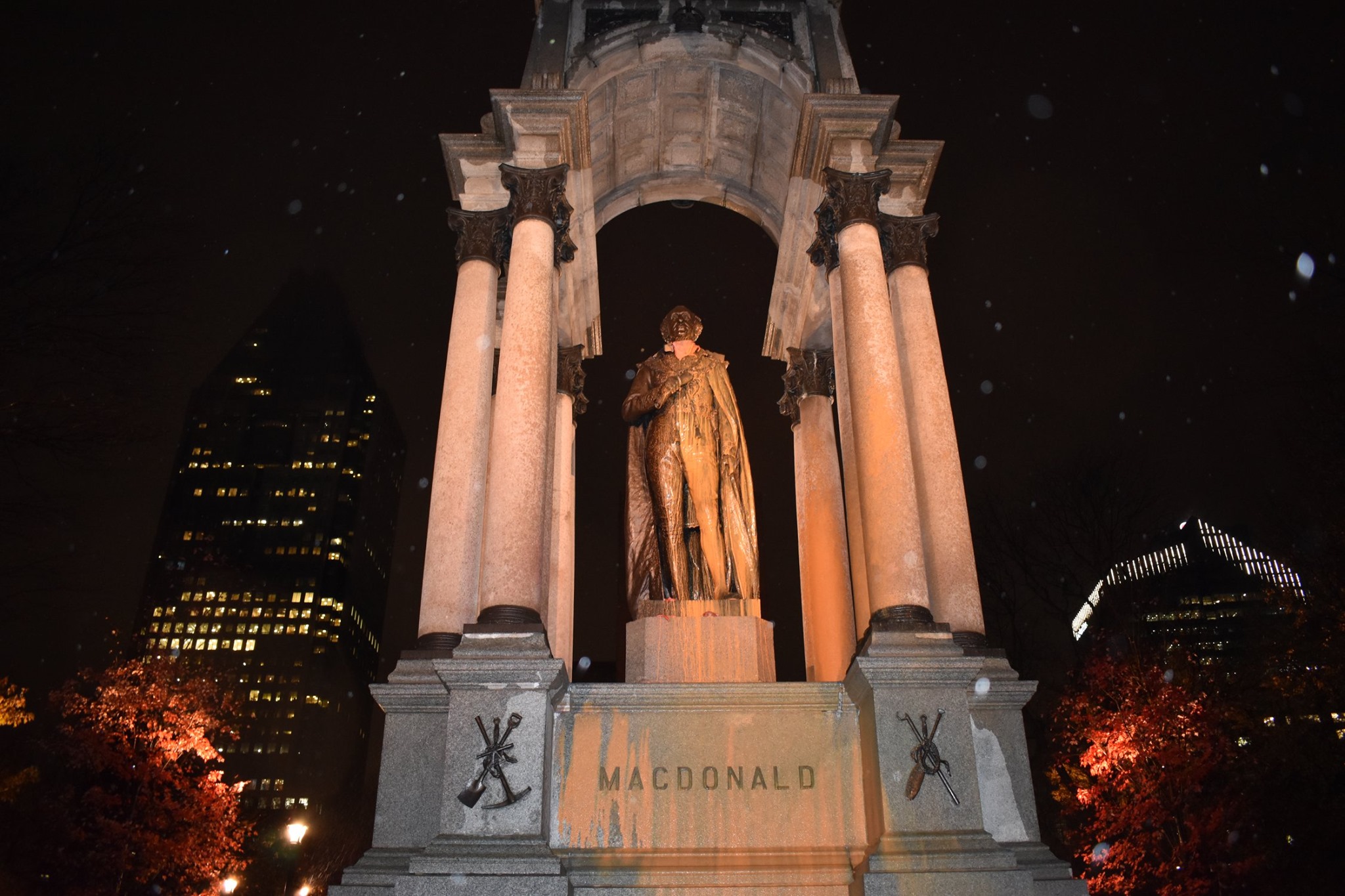 Monument à Sir John A. Macdonald, avant son déboulonnement, arrosé de peinture orange.