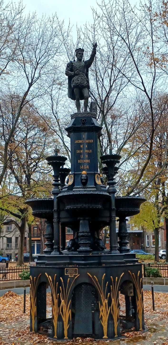Le monument à Jacques Cartier en automne.