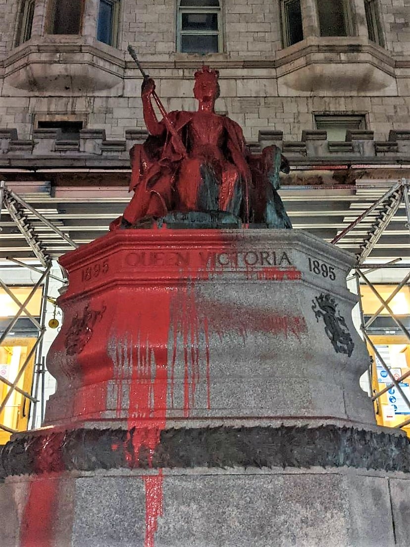Second Monument de la reine Victoria, arosé de peinture rouge.